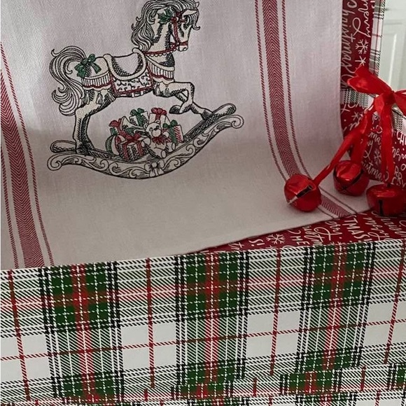 Festive Wreath & Christmas 
 TWO (2) Embroidered towels - Picture 3 of 3